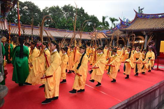 第1張-照片2-大龍國小佾生頭戴皂巾、共2張圖片