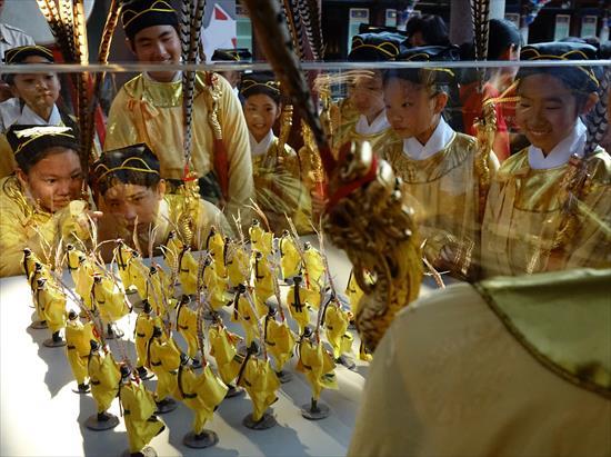 第4張-孔廟臺日紙藝交流佾生看紙偶、共5張圖片