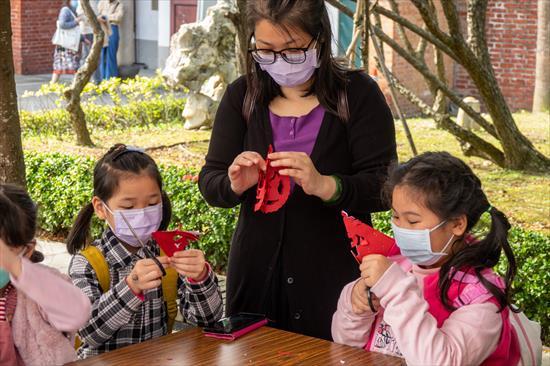 第2張-開心剪紙迎兔年、共4張圖片