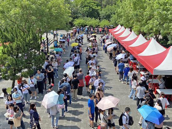 第11張-參與的考生與家長盛況空前、儒學廣場前人山人海.jpg、共11張圖片