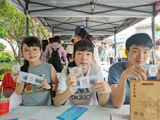 第4張-考生們祈福後非常歡喜獲得限量考生祈福禮「如意包中糕」黑色中性筆及電腦閱卷筆「祈福、共11張圖片
