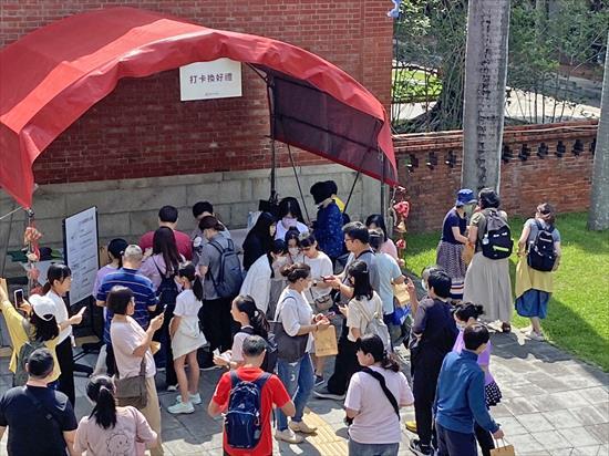 第2張-考生參加打卡換好禮活動.jpg、共11張圖片