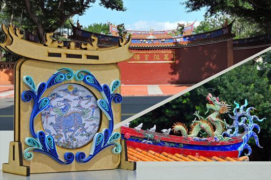 第1張-捲紙呈現大成殿屋脊尖端的卷草泥塑加彩裝飾、共5張圖片